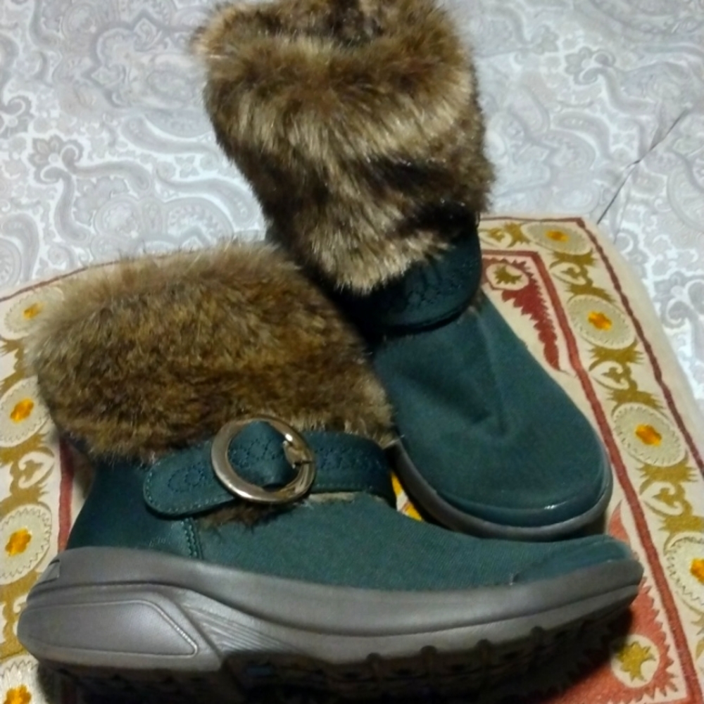 COPY - BZEES ooolala green fur boots size 7